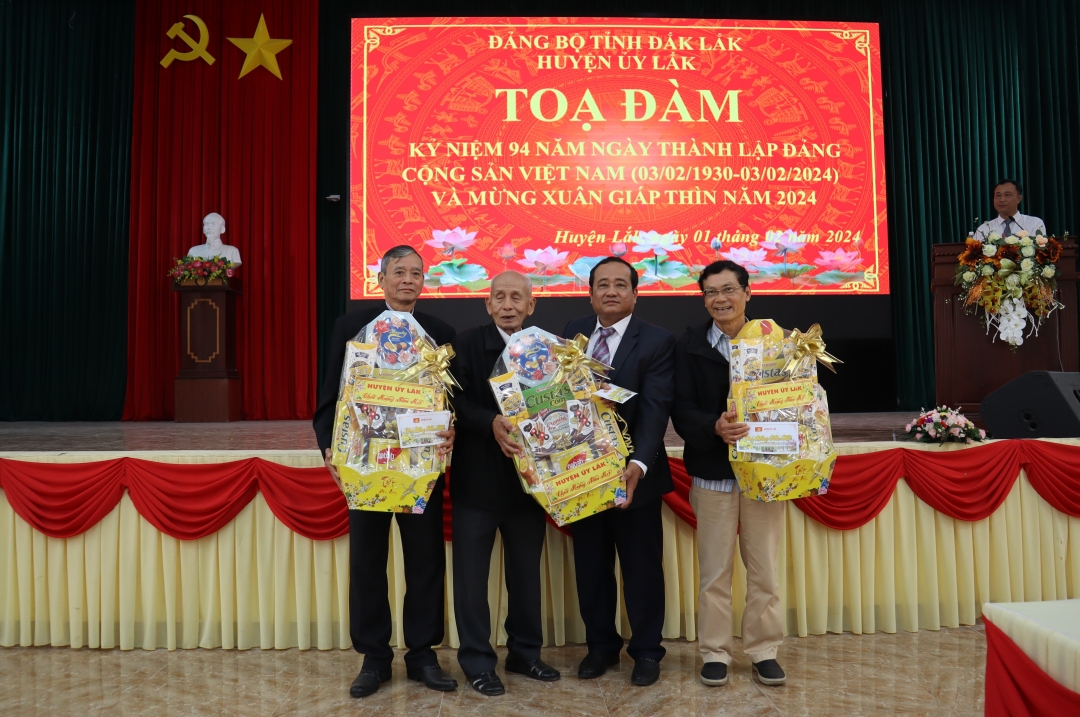 Bí thư Huyện ủy Lắk Nguyễn Văn Long tặng quà cho các đồng chí nguyên Bí thư Huyện ủy Lắk qua các thời kỳ nhân dịp Xuân Giáp Thìn 2024.