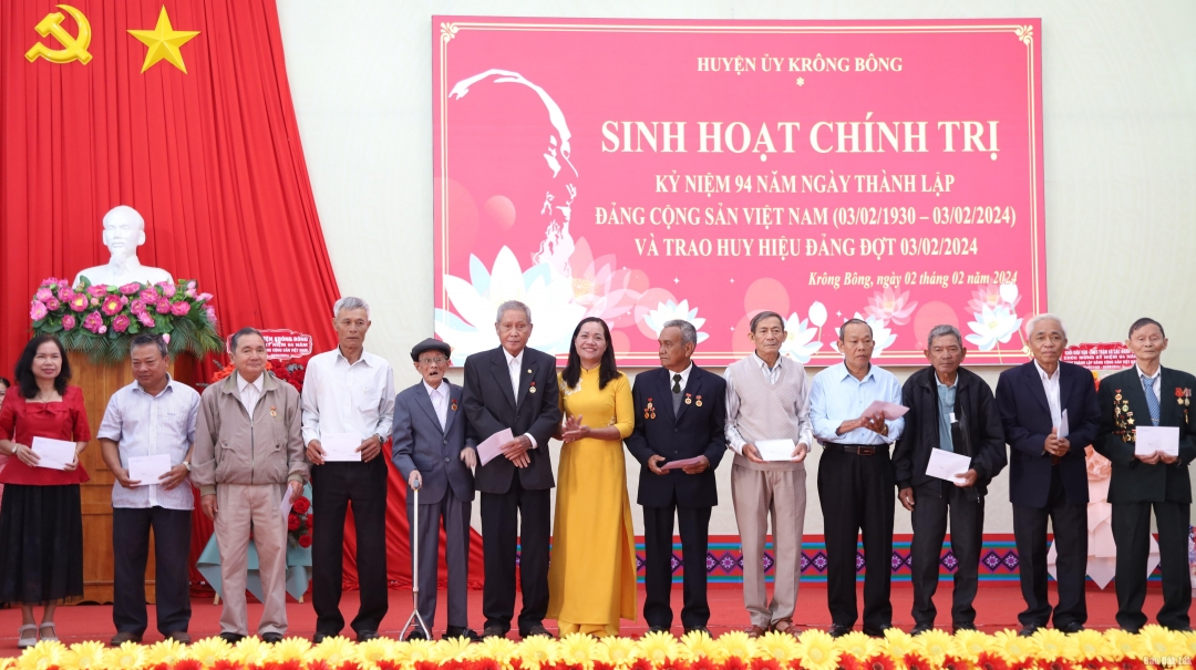 Phó Bí thư Thường trựng Huyện ủy Krông Bông H Kim Rơ Chăm tặng quà các đối tượng chính sách.