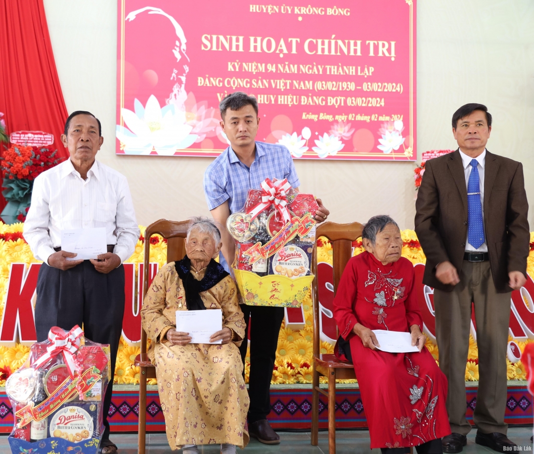 đồng chí Đỗ Quốc Hương, Bí thư Huyện ủy Krông Bông tặng quà Mẹ Việt Nam Anh hùng.