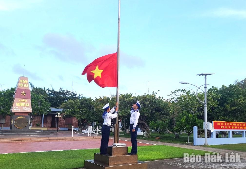 Nghi lễ treo cờ được thực hiện vào mỗi sáng sớm tại đảo Trường Sa.