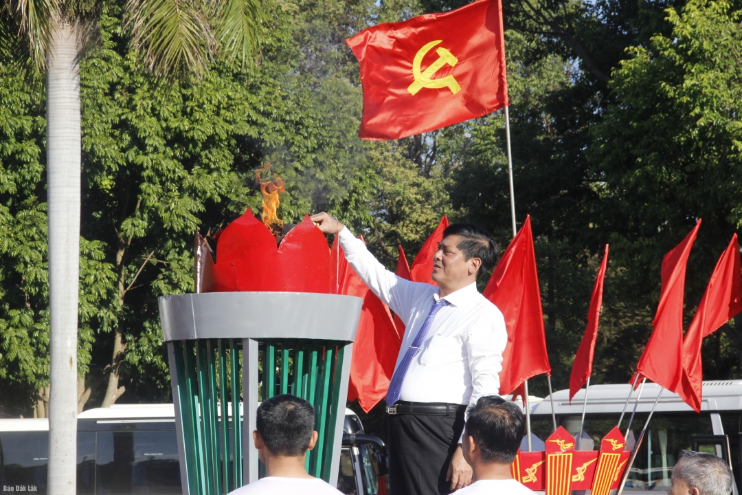 Bí thu Huyện ủy Cư Mgar Trần Đình Nhuận thắp lửa truyền thống tại Lễ giao nhận quân năm 2024