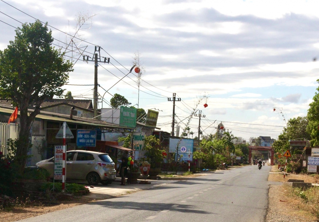Người dân trang trí cây nêu tuyến đường chính vào trung tâm xã Băng Adrênh. 