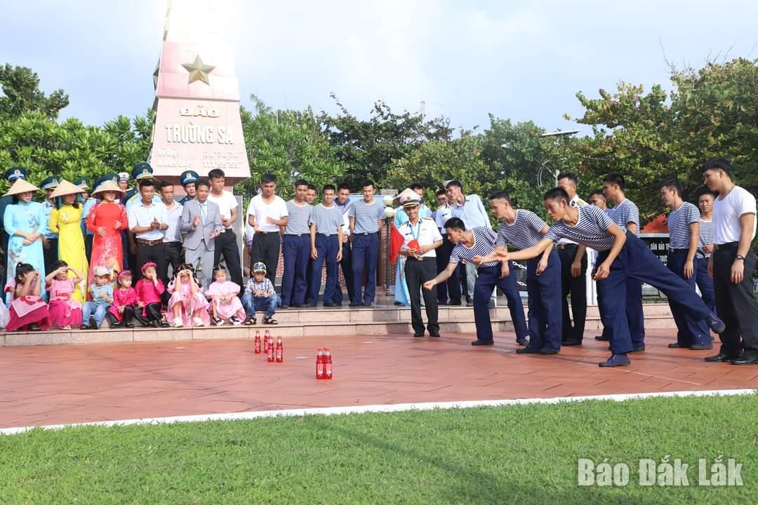 Các chiến sĩ Hải quân đảo Trường Sa tham gia trò chơi ném vòng cổ chai trong ngày Tết.