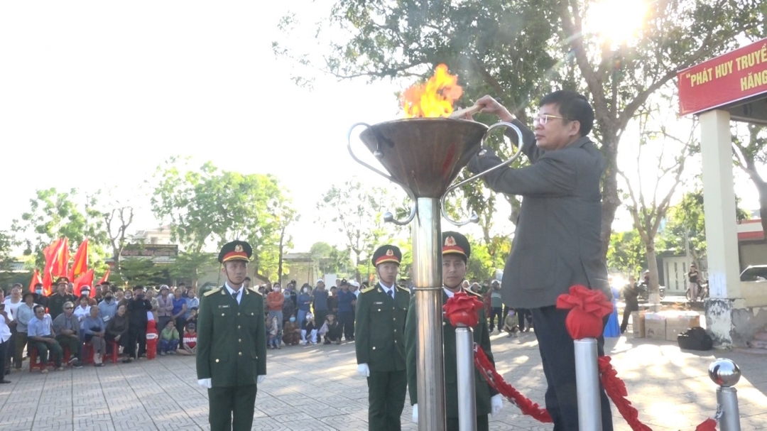 Bí thư Huyện ủy Ea Súp Bùi Hồng Quý thắp sáng đài lửa truyền thống tại lễ giao quân