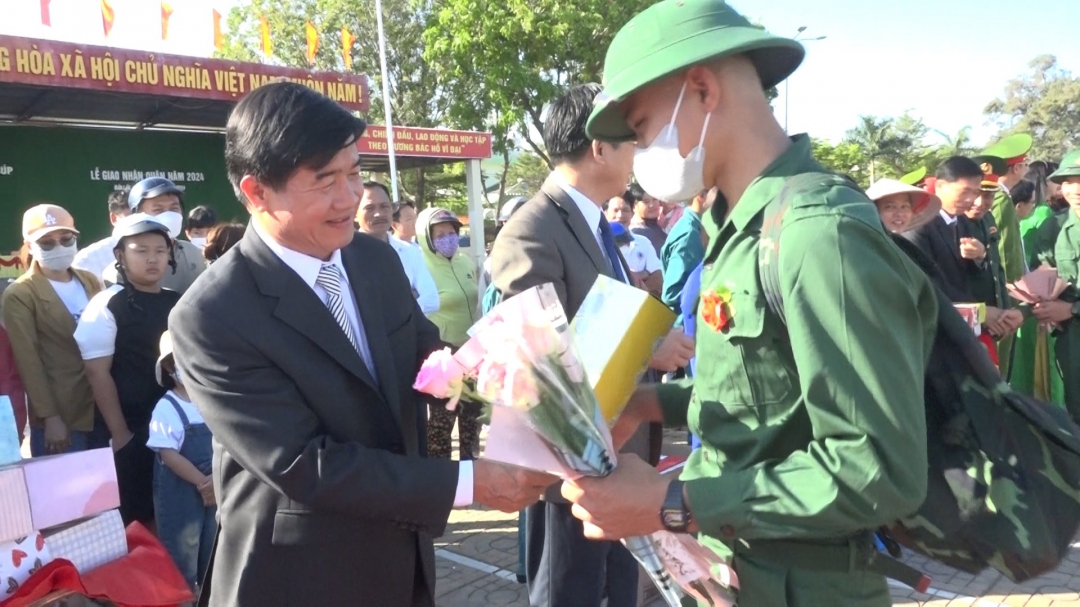 Phó Chủ tịch UBND tỉnh Nguyễn Thiên Văn động viên tân binh trước khi lên đường làm nhiệm vụ