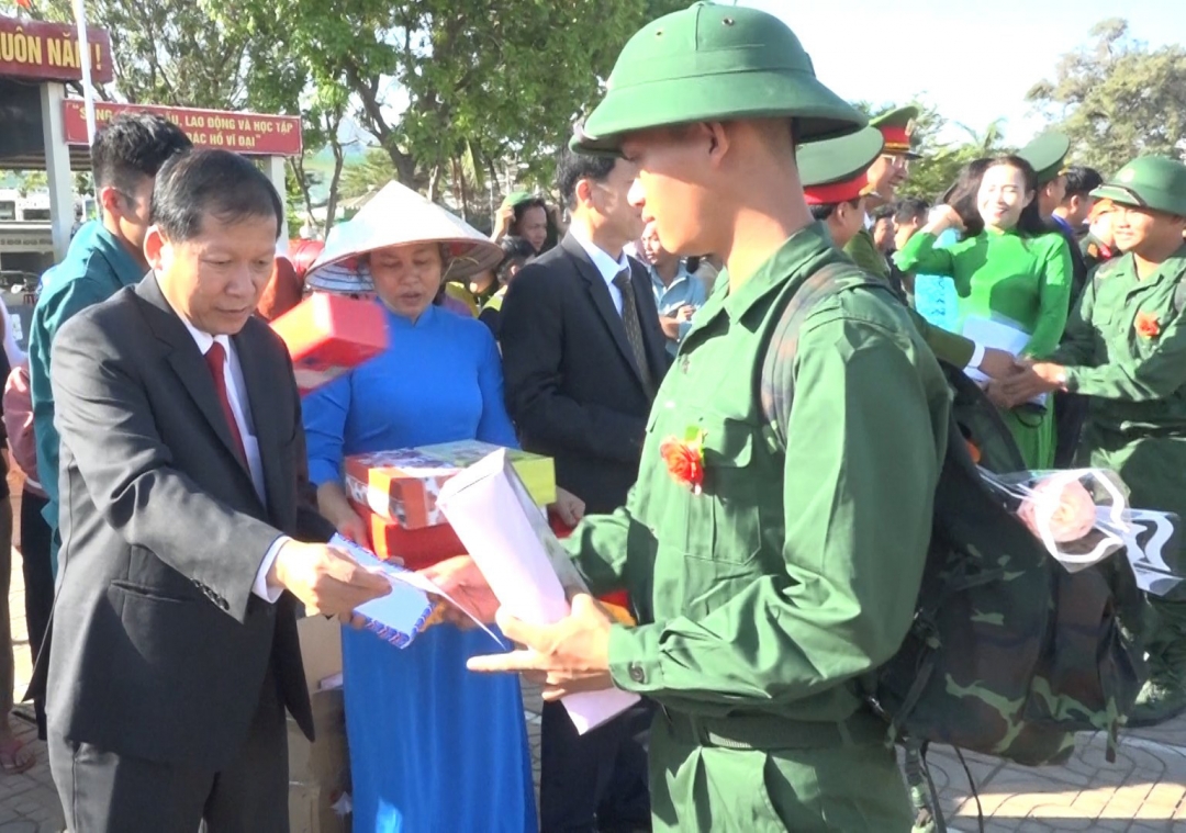 Chủ tịch UBND huyện Ea Súp Nguyễn Văn Nhiệm tặng quà động viên tân binh