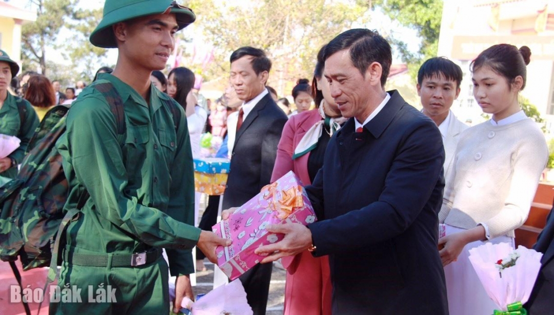 Đồng chí Nguyễn Hải Đông, Bí thư Huyện ủy tặng hóa tân bình lên đường nhập ngũ.