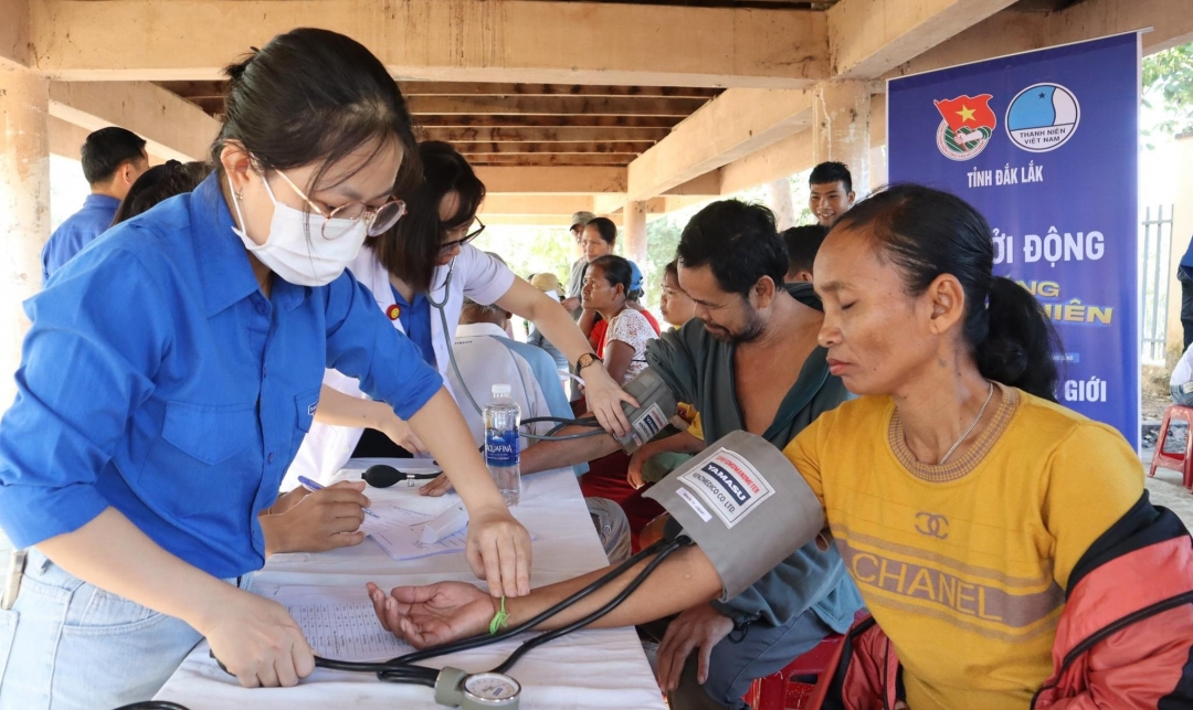 Các y, bác sĩ khám bệnh, tư vấn sức khoẻ cho người dân tại buôn Drang Phốk, xã Krông Na, huyện Buôn Đôn tại chương trình Tháng Ba biên giới năm 2024.