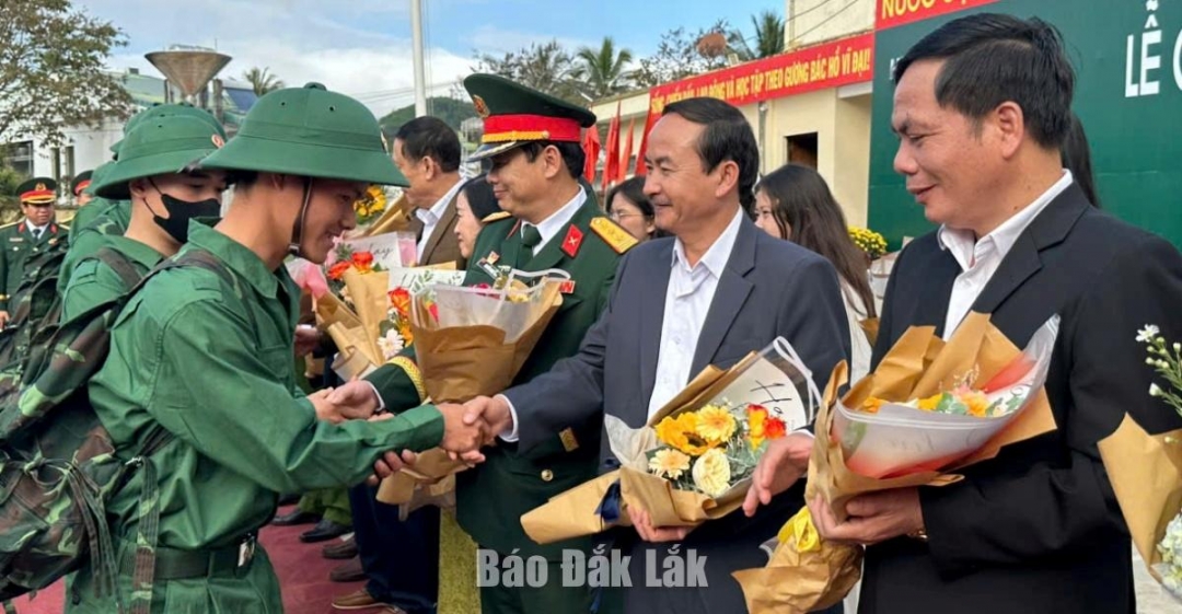 Lãnh đạo tỉnh, huyện tặng hoa và động viên các tân binh.