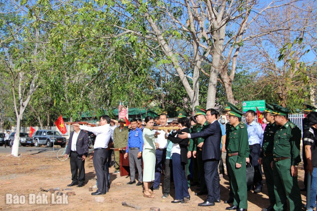 Các đại biểu giao lưu cùng người dân trong phần thi bắn nỏ.