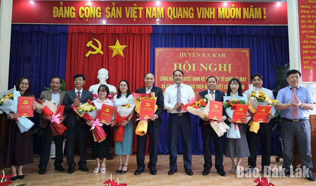 Lãnh đạo Huyện ủy, UBND huyện Ea Kar trao quyết định và tặng hoa chúc mừng lãnh đạo, chuyên viên Ban Tuyên giáo và Dân vận Huyện ủy.