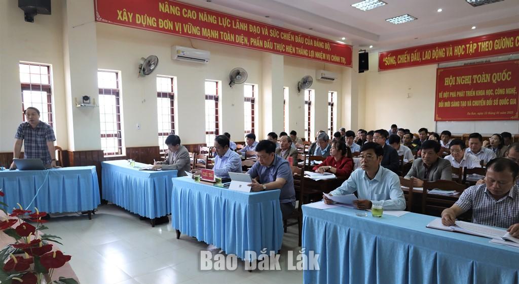 Các đại biểu dự hội nghị nghe đơn vị tư vấn báo cáo tóm tắt điều chỉnh quy hoạch sử dụng đất đến năm 2030 và kế hoạch sử dụng đất năm 2025 huyện Ea Kar.