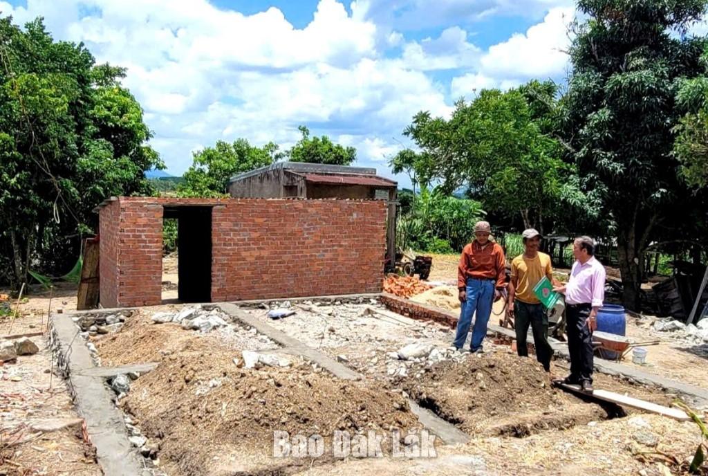 Cán bộ Phòng giao dịch Ngân hàng Chính sách xã hội huyện Ea kar khảo sát việc sử dụng nguồn vốn được vay hỗ trợ xây dựng nhà ở.