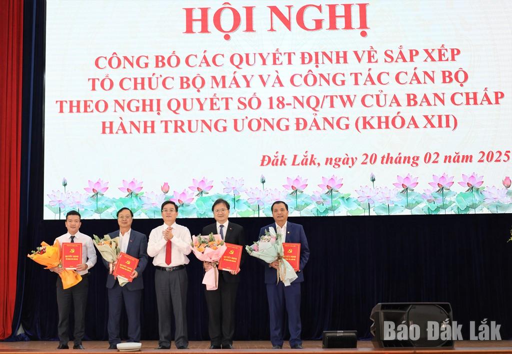 Ủy viên Trung ương Đảng, Bí thư Tỉnh Ủy Nguyễn Đình Trung trao quyết định thành lập và tặng hoa chúc mừng Ban Tuyên giáo và Dân vận Tỉnh ủy.