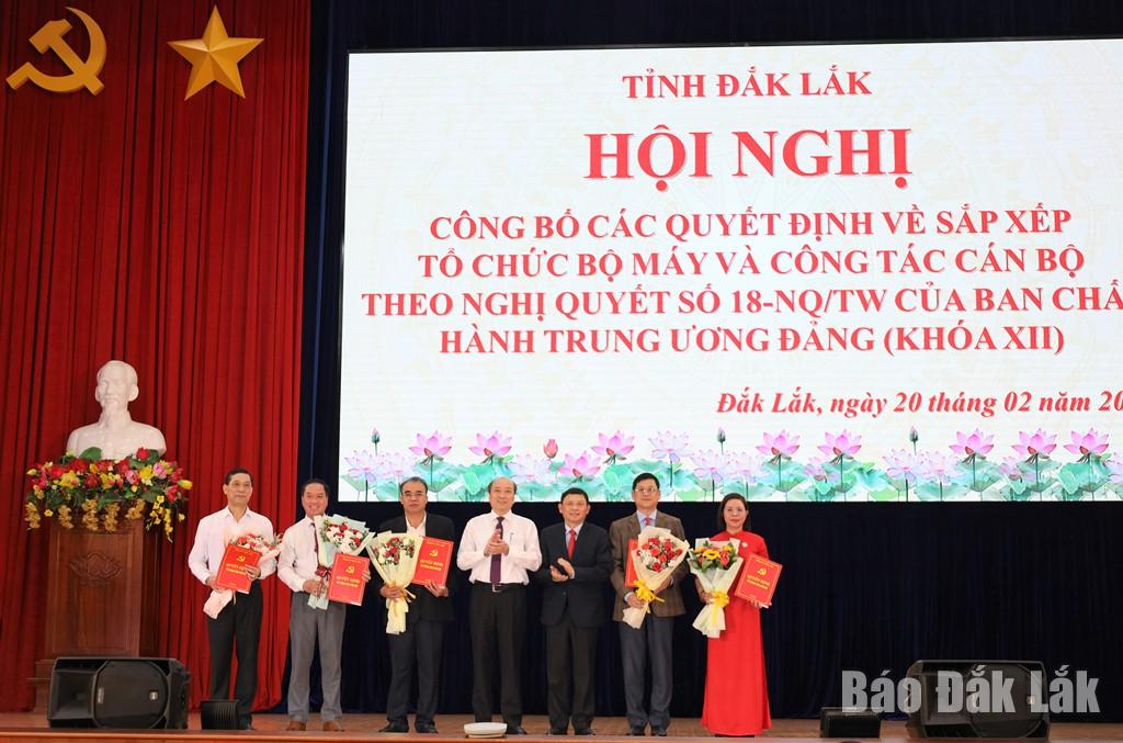 Phó Bí thư Tỉnh ủy, Chủ tịch UBND tỉnh Phạm Ngọc Nghị trao quyết định  và tặng hoa chúc mừng các đồng chí lãnh đạo Sở Nội vụ.