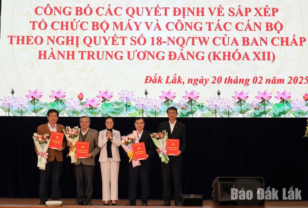 Phó Bí thư Thường trực Tỉnh ủy, Chủ tịch HĐND tỉnh Huỳnh Thị Chiến Hòa trao quyết định nghỉ hưu và tặng hoa chúc mừng các đồng chí lãnh đạo Đảng ủy Khối các cơ quan và doanh nghiệp tỉnh.
