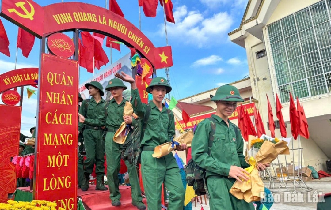 Các tân binh bước lên Cầu vinh quang hăng hái lên đường nhập ngũ.