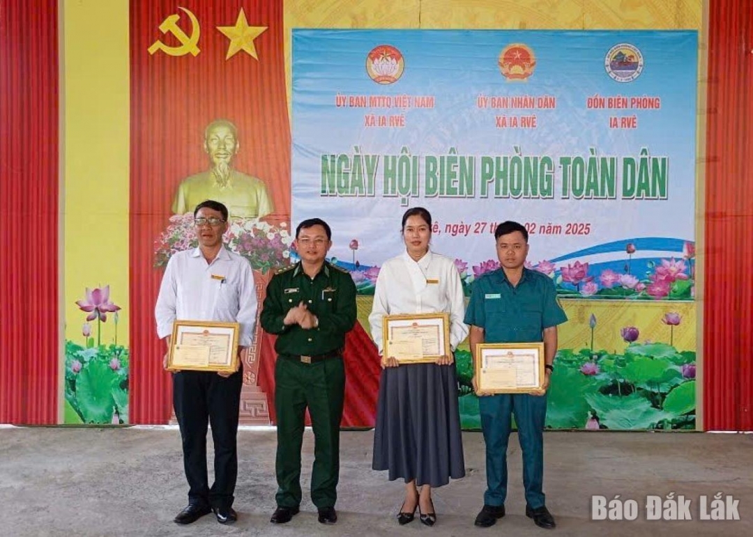 Bộ Chỉ huy Bộ đội Biên phòng tỉnh tặng giấy khen các tập thể, cá nhân có thành tích xuất sắc trong thực hiện Chỉ thị 01.