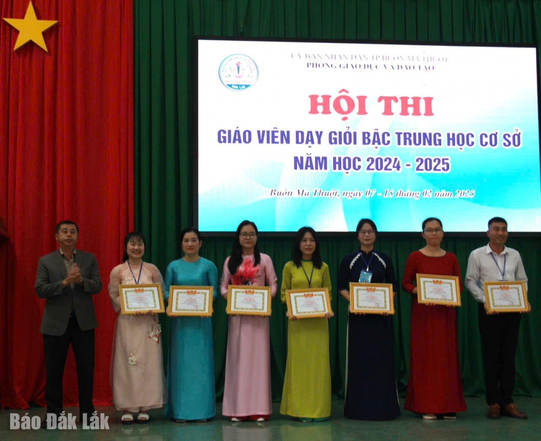 Ban tổ chức trao Giaays khen cho các thầy, cô giáo đạt giải Nhất tại Hội thi