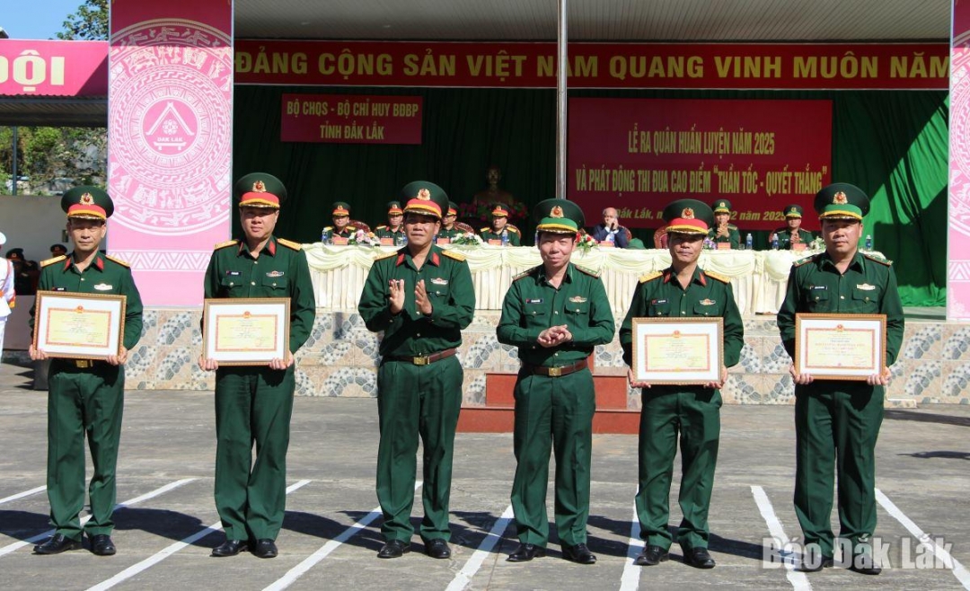 Đại tá Niê Ta, Chỉ huy trưởng Bộ Chỉ huy Quân sự tỉnh và Đại tá Đỗ Quang Thấm, Chính ủy Bộ đội Biên phòng tỉnh trao danh hiệu cho các tập thể.