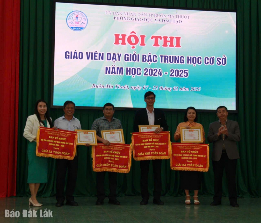 Ban tổ chức trao cờ và giấy khen cho 4 tập thể đạt thành tích xuất sắc hội thi