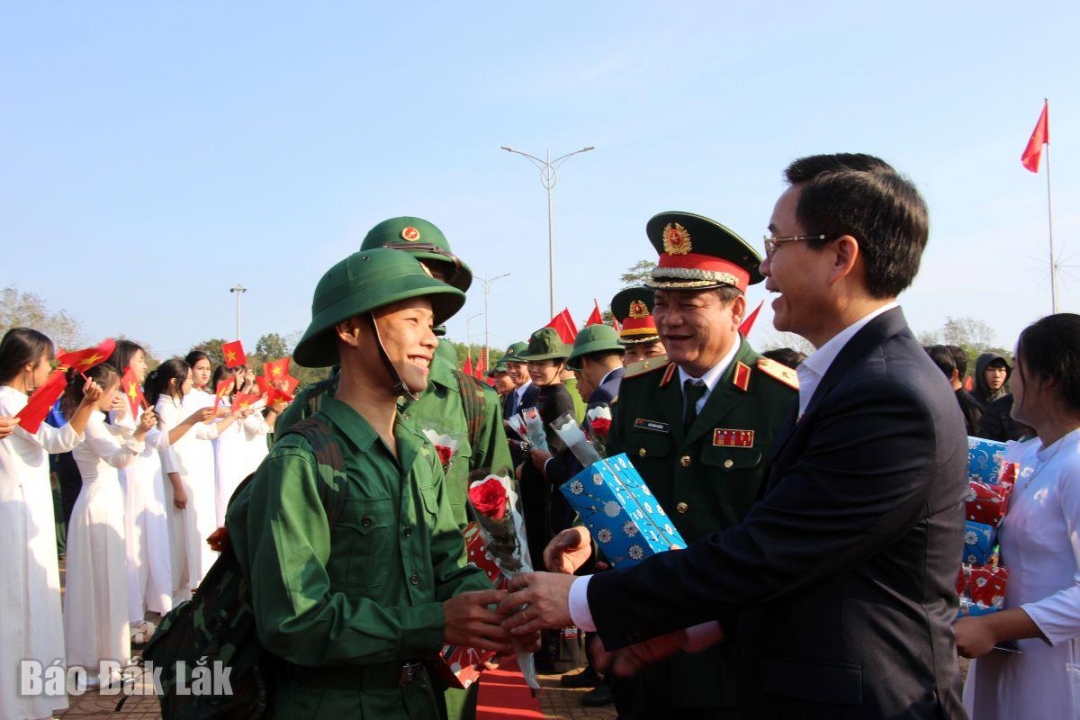 Bí thư Tỉnh ủy Nguyễn Đình Trung và Thiếu tướng Võ Văn Hưng tặng hoa, động viên công dân nhập ngũ.