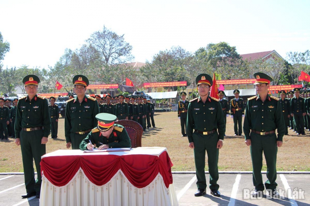 Đại diện các cơ quan, đơn vị ký kết giao ước thi đua.