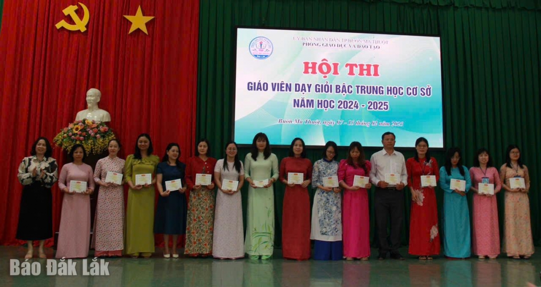 Ban tổ chức trao giấy chứng nhận cho các giáo viên tham gia Hội thi.