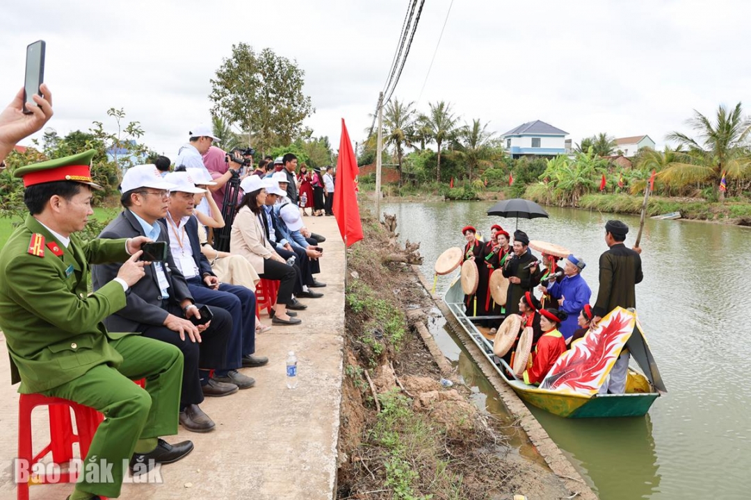 Đại biểu và người dân, du khách thưởng thức dân ca quan họ do các liền anh, liền chị xã Vụ Bổn biểu diễn.