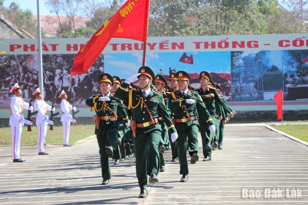 Duyệt đội ngũ tại lễ ra quân huấn luyện.