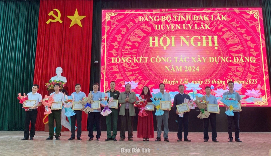 Bí thư Huyện ủy Nguyễn Văn Long tặng giấy khen cho 10 Chi, Đảng bộ hoàn thành xuất sắc nhiệm vụ năm 2024.