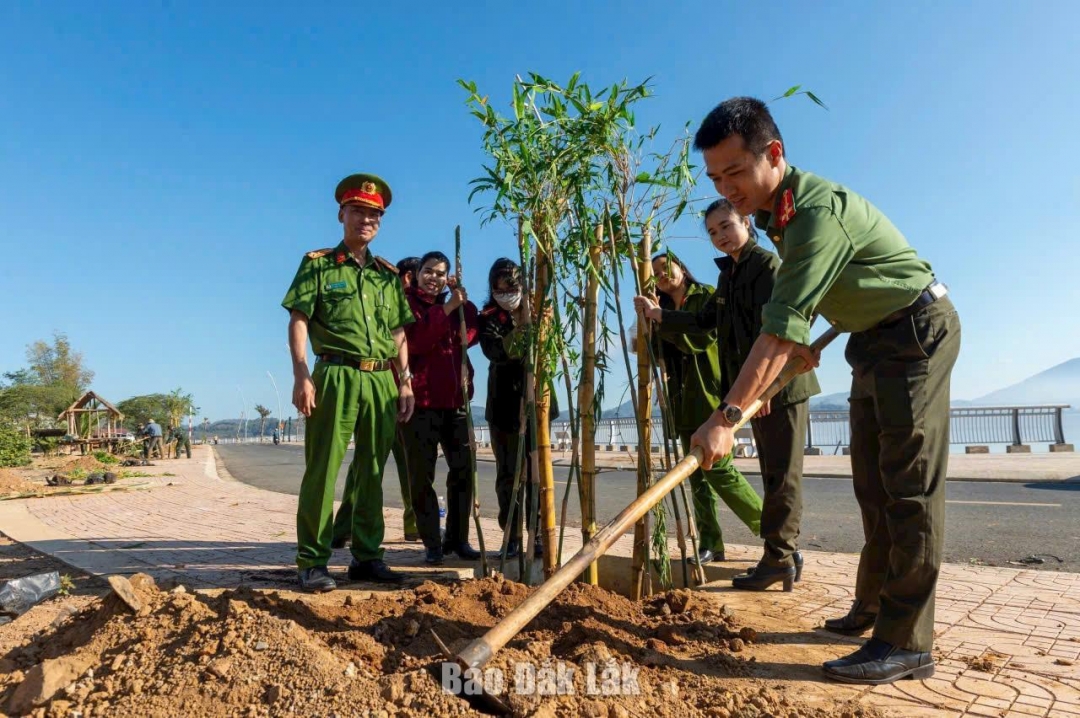 Lực lượng vũ trang huyện Lắk tham gia trồng cây tại buổi lễ.