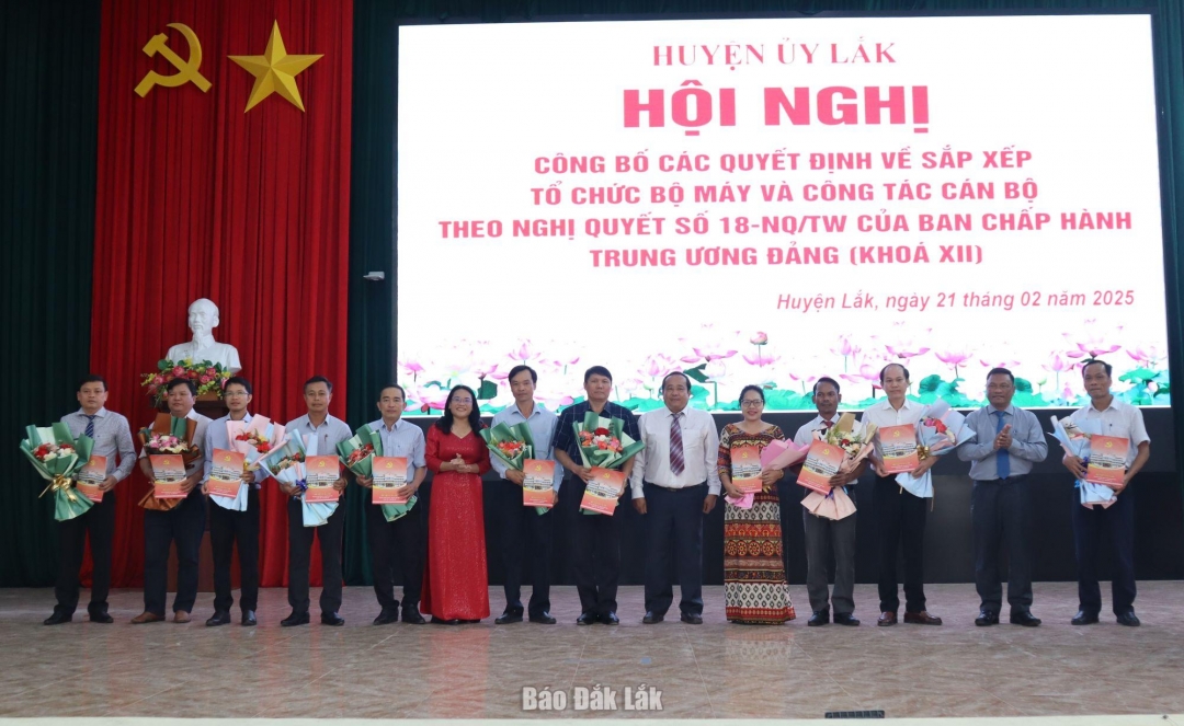 Các đồng chí Thường trực Huyện ủy trao quyết định và tặng hoa cho các đồng chí được điều động, bổ nhiệm ở cơ quan, địa phương.