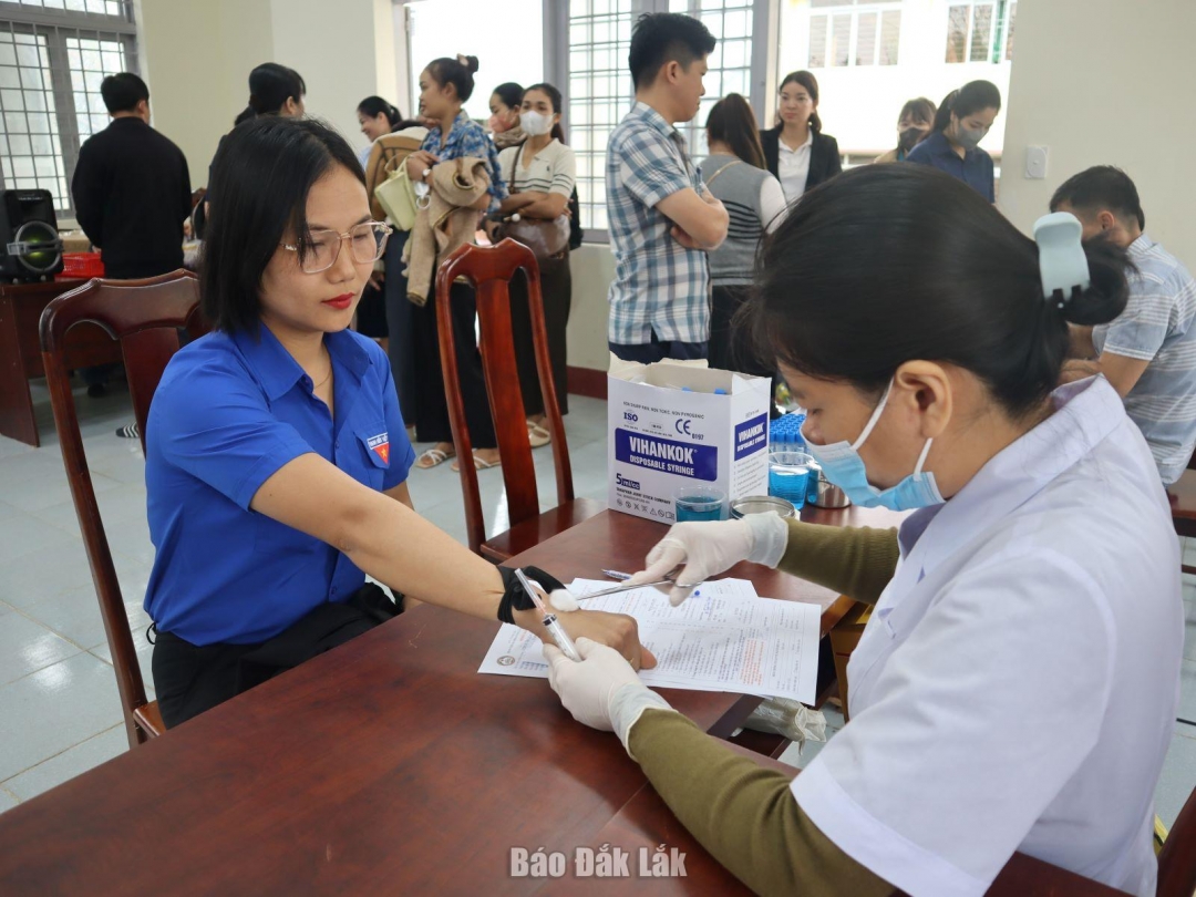 Đoàn viên, thanh niên huyện Lắk tham gia hiến máu tình nguyện.