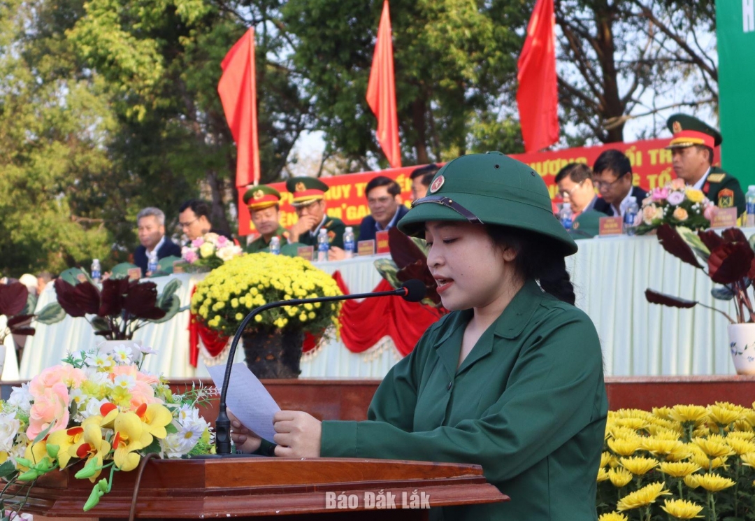 Nữ tân binh duy nhất của huyện Cư Mgar Đỗ Thị Thu Hiền phát biểu cảm tưởng tại buổi Lễ giao, nhận quân.