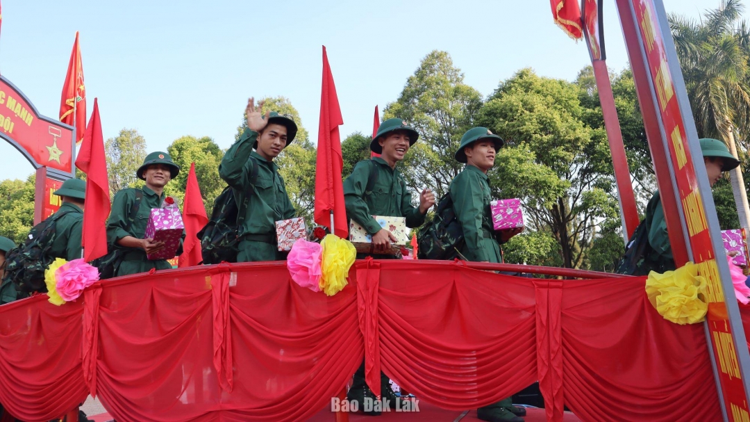 Các tân binh qua cầu vinh quang trong buổi Lễ giao, nhận quân.