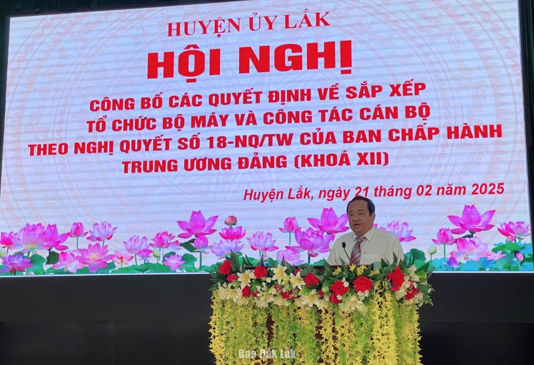 Bí thư Huyện ủy Nguyễn Văn Long phát biểu tại hội nghị.