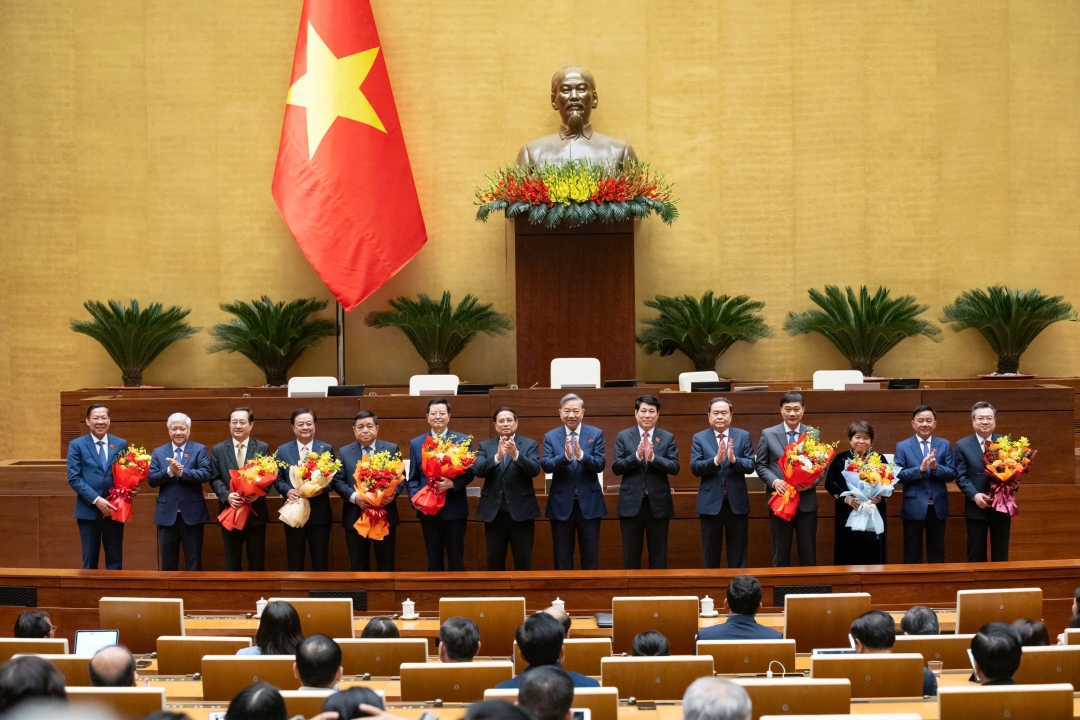 Các đồng chí lãnh đạo Đảng, Nhà nước chúc mừng các đồng chí Phó Chủ tịch Quốc hội, Uỷ viên Uỷ ban Thường vụ Quốc hội; các Phó Thủ tướng Chính phủ, Bộ trưởng nhận nhiệm vụ mới. Ảnh: quochoi.vn