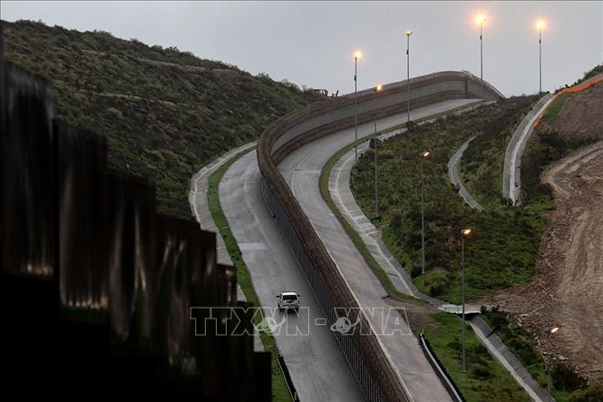 Bức tường biên giới giữa Mỹ và Mexico nhìn từ Tijuana, bang Baja California (Mexico). Ảnh: Getty Images/TTXVN