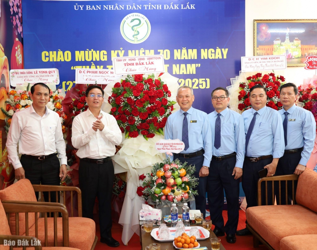 đồng chí Nguyễn Đình Trung, Ủy viên Trung ương Đảng, Bí thư Tỉnh ủy tặng hoa chúc mừng Sở Y tế.