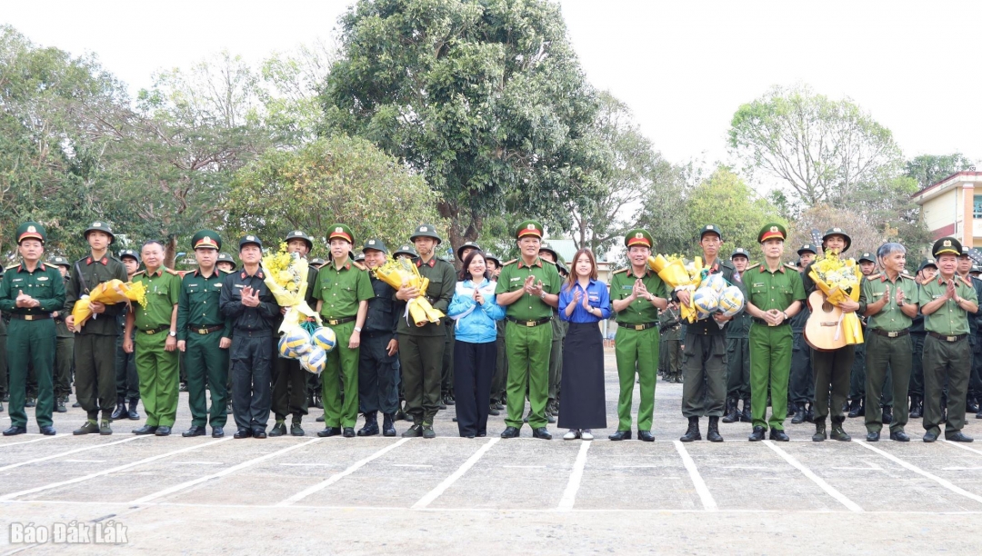 Các đại biểu tặng hoa chúc mừng các tân binh.