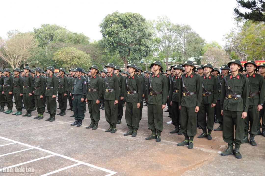 Các tân binh tham gia lễ khai giảng.