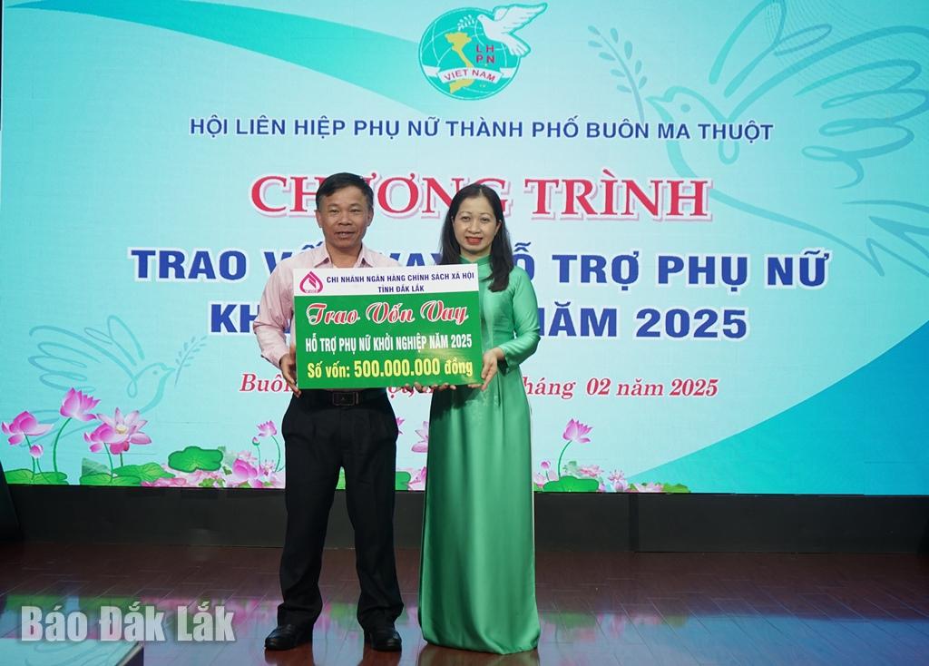 Đại diện Ngân hàng Chính sách xã hội tỉnh trao bảng tượng trưng vốn vay hỗ trợ phụ nữ khởi nghiệp 