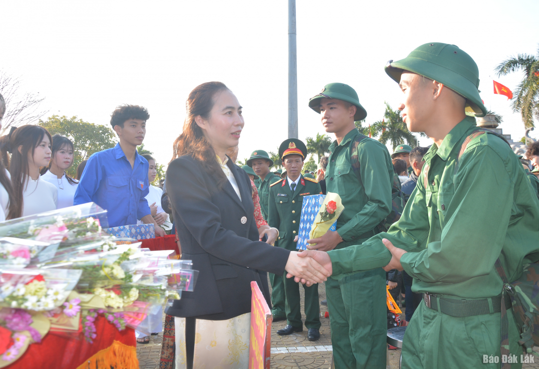 Bí thư Huyện ủy Lại Thị Loan tặng hoa, chúc mừng các tân binh trúng tuyển, thực hiện nghĩa vụ quân sự.