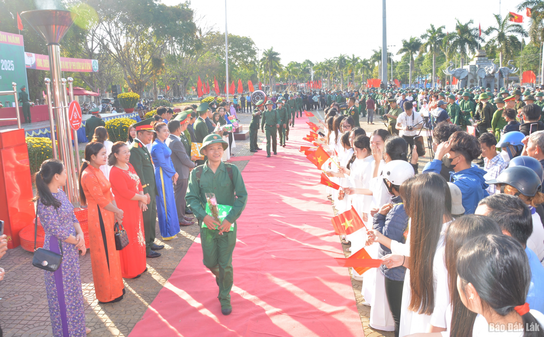 Tân binh nhận quà, tiến lên Cầu vinh quang, lên đường thực hiện nghĩa vụ quân sự.