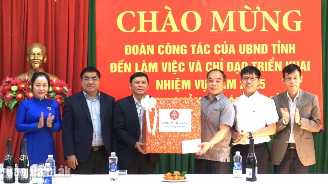 Phó Chủ tịch Thường trực UBND tỉnh Nguyễn Tuấn Hà trao quà của tỉnh tặng Công ty Cổ phần Bia Sài Gòn - Miền Trung