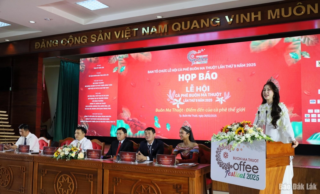 Hoa hậu Đại sứ Du lịch Việt Nam 2024 Đinh Thị Hoa làm Đại sứ truyền thông của Lễ hội chia sẻ tại buổi họp báo.