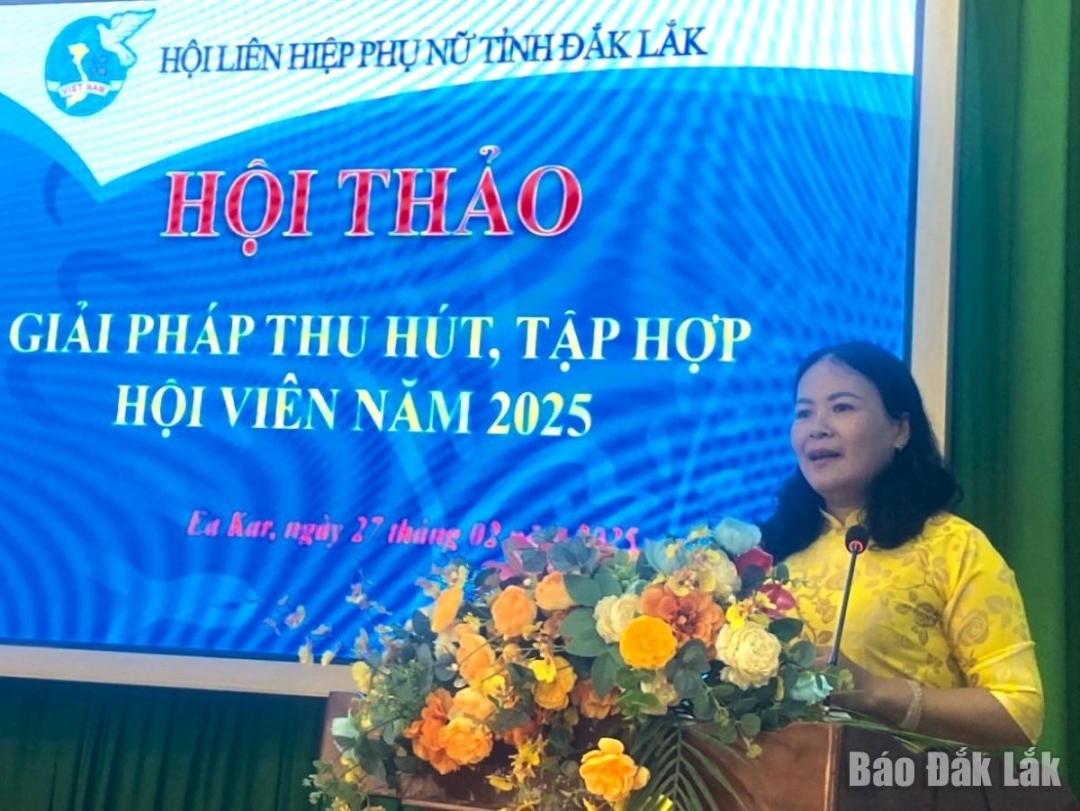 Chủ tịch Hội LHPN huyện Ea Kar Vũ Thị Thanh Giang báo cao thực trạng và giải pháp thu hút, tập hợp hội viên tham gia tổ chức hội tại địa phương.