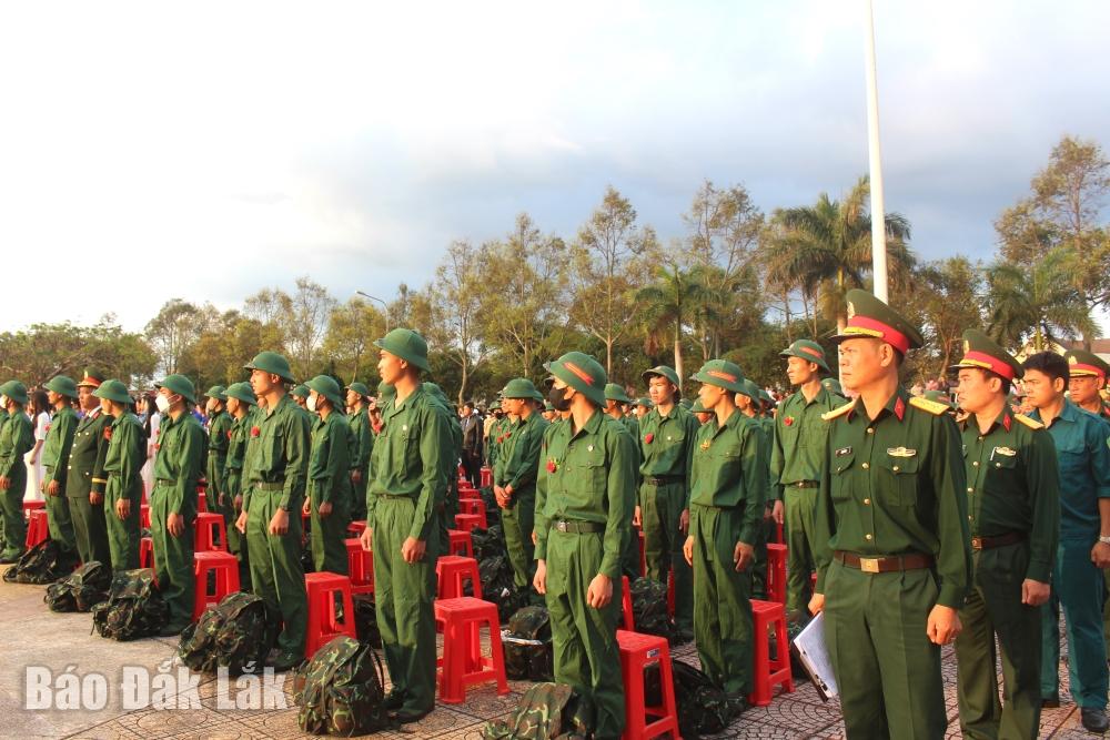 169 thanh niên huyện Cư Kuin sẵn sàng trong giờ nhập ngũ.