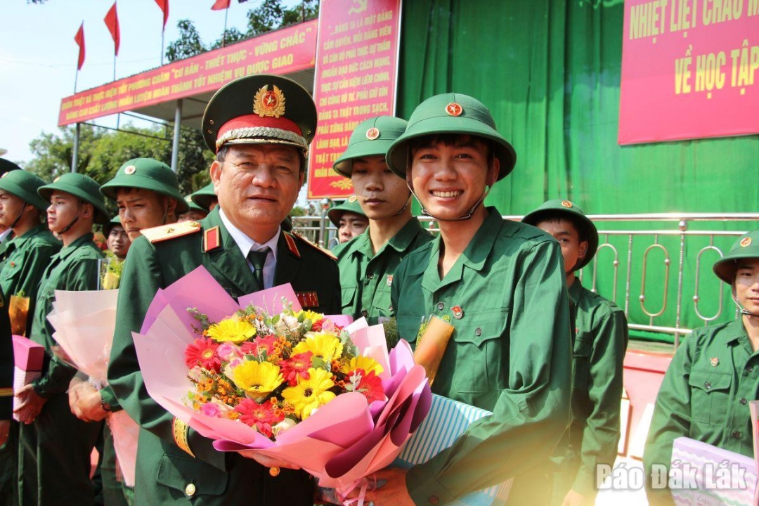 Thiếu tướng Võ Văn Hưng, Chủ nhiệm Chính trị Quân khu tặng hoa chúc mừng các tân binh.